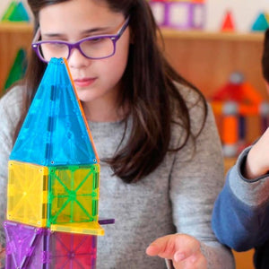 Juego de construcción magnético Imanix de Braintoys con 32 piezas translúcidas de colores, de Braintoys. Imanix permite a los niños construir formas 2D y 3D, dando rienda suelta a su imaginación y creatividad. 