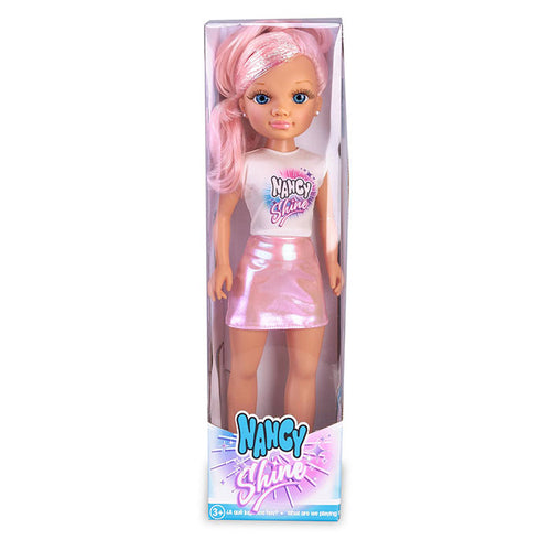 Nancy con total look metálico y brillante de color rosa. Tiene un vestido de una sola pieza que combina la parte superior de color blanco con la palabra 