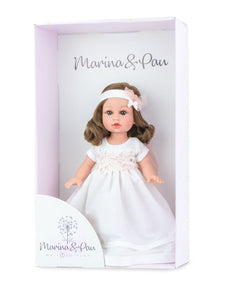 Sofía es la nueva muñeca de comunión de la marca Marina & Pau. El regalo ideal para una primera comunión. Mide 30 cm aprox. Sofía tiene una media melena ondulada de color castaño.
