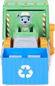 Camión de reciclaje de Rocky de la Patrulla Canina. Con el fantástico camión de reciclaje, ayuda a Rocky a reciclar los cubos de basura. Ponlos en la palanca delantera del camión y súbelos para meterlos e