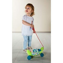 Cargar imagen en el visor de la galería, Comprar Anatole el Cocodrilo Arrastre de Peluche Lilliputiens 83004 ruedas desmontables con velcro para lavar a máquina, sonajero