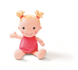  Louise, es una dulce muñeca de tela de 30 cm. Todos los complementos vienen incluídos y son de tela muy suave. Recomendado a partir de 12 meses.