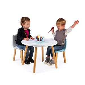 Mesa y Sillas Marino de madera ,Este bonito conjunto de mesa y dos sillas de madera de colores polares encantará a tus hijos. Pasarán horas dibujando y jugando a sus juegos favoritos. 