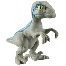 Cargar imagen en el visor de la galería, Stretch Jurassic World Raptor Blue Giochi Preziosi TR200000 estira hasta 4 veces su tamaño siempre vuelve a su forma original