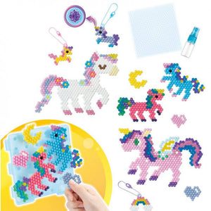 Aquabeads Unicornios,Recrea el mundo mágico de los unicornios y de hadas! ¡2 modelos grandes son accionables, mueven la cabeza o la cola! Con cuentas 1.500 beads más accesorios. 