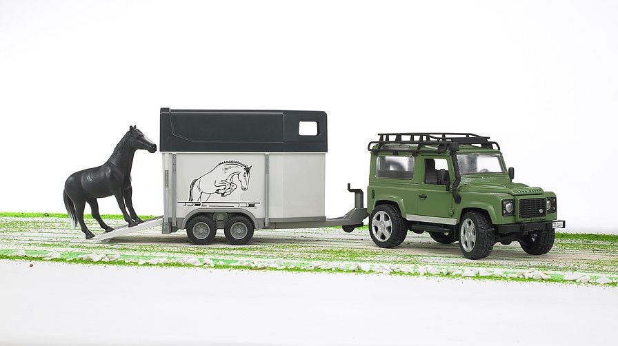 Land Rover defender con remolque de transporte de caballos . Incluye un caballo .Hecho a escala 1/16