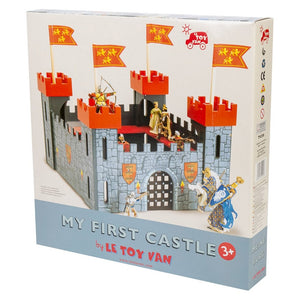 primer castillo de madera para vivir increibles aventuras de caballeros medievales. No incluye figuras. Mide 42 x 42 x 41 cm Requiere del montaje de un adulto. 