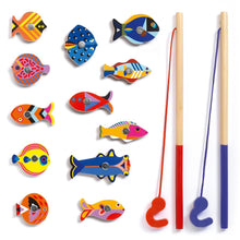 Carregar imagem no visualizador da galeria, Pesca Magnética Fishing Graphic , Peces de madera, 2 cañas de pescar y una bonita caja que se transforma en un fondo marino. El niño atrapa las piezas de madera imantadas con la caña de pescar.