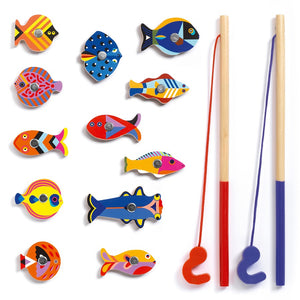 Pesca Magnética Fishing Graphic , Peces de madera, 2 cañas de pescar y una bonita caja que se transforma en un fondo marino. El niño atrapa las piezas de madera imantadas con la caña de pescar.