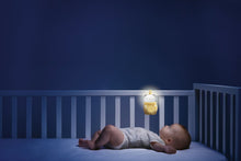 Carregar imagem no visualizador da galeria,  Osito Día y Noche - Chicco 11818 El primer sonajero electrónico innovador 2 en 1 con dos modos: entretiene a los niños durante el día y se convierte en luz nocturna para el descanso del bebé. En la parte posterior del producto, mueva el interruptor al modo día. Luego, presionando el botón central, comenzarán a …