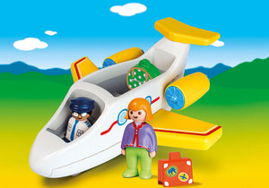 Avión de Pasajeros Playmobil 1.2.3,Avión para los amantes más pequeños de los vuelos. Incluye una figura de piloto, pasajero y 2 maletas. Adecuado para niños a partir de 1 años y medio.