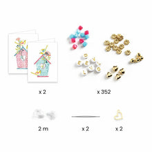 Cargar imagen en el visor de la galería, En una bonita caja brillante, cuentas con letras y amuletos para crear bonitas joyas con nombres o mensajes. 2 joyas para guardar o regalar en una bonita bolsa de organza. Y para aún más recuerdos, se incluyen dos tarjetas con imágenes para escribir un bonito mensaje. -