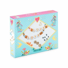 Cargar imagen en el visor de la galería, En una bonita caja brillante, cuentas con letras y amuletos para crear bonitas joyas con nombres o mensajes. 2 joyas para guardar o regalar en una bonita bolsa de organza. Y para aún más recuerdos, se incluyen dos tarjetas con imágenes para escribir un bonito mensaje. -