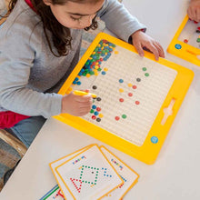 Carregar imagem no visualizador da galeria, tablero con fichas magnéticas de colores, coloca el lápiz magnético sobre la cubierta de plástico, selecciona la ficha que quieras mover y deslízala para crear tus propios diseños o los patrones propuestos en las tarjetas, excelente para desarrollar la motricidad fina, también la percepción visual, el reconocimiento de los colores, el conteo, la concentración y la perseverancia.