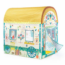 Cargar imagen en el visor de la galería, casita caravana enamorará a los niños. Dentro de esta caravana podrán construir su espacio de juego y de intimidad y podrán dejar volar su imaginación como nómadas infantiles. Es de tela. Mide 105 cm de altura, 100 cm de largo y 76 cm de hondo. Juguete de interior o de exterior. 