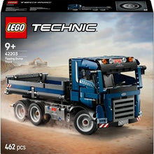 Carregar imagem no visualizador da galeria, LEGO® Technic Volquete Basculante (42203). Este camión de obra azul de juguete ofrece la oportunidad de imaginar un día de intensa actividad manejando tu volquete. Maniobra para colocar el camión en posición y, después, gira la rueda situada en el lateral para inclinar la caja. Abre las puertas para ver la cabina por dentro y luego conduce hasta el lugar donde te espera la siguiente tarea. Los vehículos de los sets LEGO Technic reproducen movimientos de forma realista