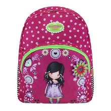 Carregar imagem no visualizador da galeria,  Mochila Triple Bolsillo de Gorjuss con el diseño You Brought Me Love tiene dos compartimentos con cierre de cremallera y un bolsillo frontal, también con cremallera, con tres compartimentos