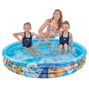 Paw Patrol Piscina Hinchable 122 cm- Happy PeopleAhora ya puedes refrescarte con tus cachorros preferidos de Paw Patrol. Esta divertida piscina hinchable de Patrulla Canina mide 122 cm de diámetro y 23 cm de altura. Consta de 3 anillos. Utilizar siempre bajo la supervisión de un adulto.