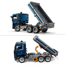 Carregar imagem no visualizador da galeria, LEGO® Technic Volquete Basculante (42203). Este camión de obra azul de juguete ofrece la oportunidad de imaginar un día de intensa actividad manejando tu volquete. Maniobra para colocar el camión en posición y, después, gira la rueda situada en el lateral para inclinar la caja. Abre las puertas para ver la cabina por dentro y luego conduce hasta el lugar donde te espera la siguiente tarea. Los vehículos de los sets LEGO Technic reproducen movimientos de forma realista