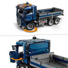 Carregar imagem no visualizador da galeria, LEGO® Technic Volquete Basculante (42203). Este camión de obra azul de juguete ofrece la oportunidad de imaginar un día de intensa actividad manejando tu volquete. Maniobra para colocar el camión en posición y, después, gira la rueda situada en el lateral para inclinar la caja. Abre las puertas para ver la cabina por dentro y luego conduce hasta el lugar donde te espera la siguiente tarea. Los vehículos de los sets LEGO Technic reproducen movimientos de forma realista