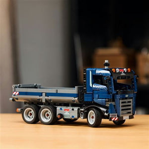LEGO® Technic Volquete Basculante (42203). Este camión de obra azul de juguete ofrece la oportunidad de imaginar un día de intensa actividad manejando tu volquete. Maniobra para colocar el camión en posición y, después, gira la rueda situada en el lateral para inclinar la caja. Abre las puertas para ver la cabina por dentro y luego conduce hasta el lugar donde te espera la siguiente tarea. Los vehículos de los sets LEGO Technic reproducen movimientos de forma realista