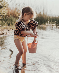  chaleco salvavidas de Piikaboo está hecho de materiales duraderos y elásticos que se ajustan a las altas exigencias y cargas que los niños y los padres tienen sobre un dispositivo de flotación. Para utilizar en niños entre 15 y 30 kg. 