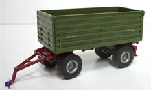 Carregar imagem no visualizador da galeria, Remolque agrícola basculante en sentido lateral. Hecho a escala 1/50 en metal y partes de plástico. Se puede enganchar a cualquier tractor de la marca SIKU de escala 1/50. Mide 15 cm aprox. 