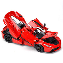 Cargar imagen en el visor de la galería,  La Ferrari 1/18 - Burago 16001 Disfruta de una reproducción a escala 1/18 de una máquina perfecta de la velocidad como es un modelo LaFerrari de la marca Ferrari. Este detallado modelo de Bburago presenta una carrocería meticulosamente elaborada en metal