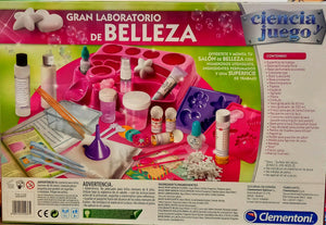 Gran Laboratorio de Belleza - Clementoni 55237 El laboratorio científico para realizar de forma segura tus cosméticos preferidos. Diviértete experimentando la ciencia de la belleza. Podrás crear tus propios perfumes, jabones, champús, geles de baños, lacas de uñas, mascarillas faciales, sales de baños, figuritas perfumadas y toallitas. 