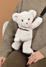 Carregar imagem no visualizador da galeria, bolsito bandolera de 30 cm te ofrece un auténtico remanso de suavidad para llevar a todas partes. Su diseño de oso beig no solo es adorable, sino también increíblemente suave y cómodo. 