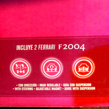 Carregar imagem no visualizador da galeria,  Circuito de Scalextric con 2 coches F1 Ferrari F2004. El circuito tiene forma de 8 prolongado con unas dimensiones de 2.93 m x 1.38 m y un total de 6.49 m de recorrido. El estuche incluye un trainer 2 para poder competir contra la máquina cuando sólo un hay 1 corredor 