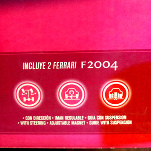  Circuito de Scalextric con 2 coches F1 Ferrari F2004. El circuito tiene forma de 8 prolongado con unas dimensiones de 2.93 m x 1.38 m y un total de 6.49 m de recorrido. El estuche incluye un trainer 2 para poder competir contra la máquina cuando sólo un hay 1 corredor 