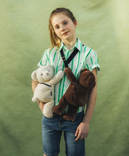 Carregar imagem no visualizador da galeria, bolso rosa de oso DOUDOU, el accesorio ideal para combinar dulzura y practicidad! Este bolso bandolera de 30 cm te ofrece un auténtico remanso de suavidad para llevar a todas partes. Su diseño de oso rosa no solo es adorable, sino también increíblemente suave y cómodo.