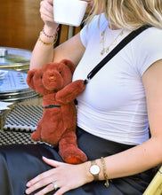 Carregar imagem no visualizador da galeria, Bolsito Oso Terracotta - Dou Dou et Compagnie DC4379 Este bolso bandolera de 30 cm te ofrece un auténtico remanso de suavidad para llevar a todas partes. Su diseño de oso terracota no solo es adorable, sino también increíblemente suave y cómodo. Se integra con tu estilo, aportando un toque original.