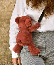 Carregar imagem no visualizador da galeria, Bolsito Oso Terracotta - Dou Dou et Compagnie DC4379 Este bolso bandolera de 30 cm te ofrece un auténtico remanso de suavidad para llevar a todas partes. Su diseño de oso terracota no solo es adorable, sino también increíblemente suave y cómodo. Se integra con tu estilo, aportando un toque original.