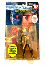 Cargar imagen en el visor de la galería, Figura de Terminator 2 White Hot con Arrow Blaster. La figura cambia de color sumergiendola en agua tibia . Producto nuevo en su blister original de 1992 fabricado por Kenner con licencia de la película. El envase se ve un poco envejecido por el curso de los años pero el producto interior está impecable. Nunca ha sido abierto. Réplica para coleccionista. 