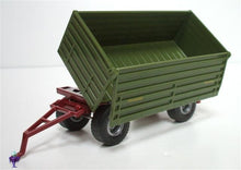 Carregar imagem no visualizador da galeria, Remolque agrícola basculante en sentido lateral. Hecho a escala 1/50 en metal y partes de plástico. Se puede enganchar a cualquier tractor de la marca SIKU de escala 1/50. Mide 15 cm aprox. 