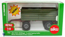 Carregar imagem no visualizador da galeria, Remolque agrícola basculante en sentido lateral. Hecho a escala 1/50 en metal y partes de plástico. Se puede enganchar a cualquier tractor de la marca SIKU de escala 1/50. Mide 15 cm aprox. 