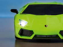 Carregar imagem no visualizador da galeria,  Lamborghini Aventador de Revell Control es la elección perfecta para aquellos que experimentar la velociadd, esta detallada réplica del legendario Lamborghini Aventador Coupé impresiona no solo por sus dimensiones compactas, sino también por su impresion, con luces.