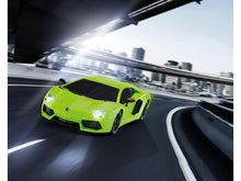 Carregar imagem no visualizador da galeria,  Lamborghini Aventador de Revell Control es la elección perfecta para aquellos que experimentar la velociadd, esta detallada réplica del legendario Lamborghini Aventador Coupé impresiona no solo por sus dimensiones compactas, sino también por su impresion, con luces.