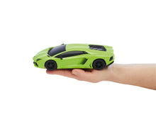 Carregar imagem no visualizador da galeria,  Lamborghini Aventador de Revell Control es la elección perfecta para aquellos que experimentar la velociadd, esta detallada réplica del legendario Lamborghini Aventador Coupé impresiona no solo por sus dimensiones compactas, sino también por su impresion, con luces.
