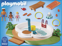 Cargar imagen en el visor de la galería,  Piscina Family Fun - Playmobil 9422, podrás llenarla de agua y con la bomba podrás llevar el agua de la piscina a la ducha. En el interior encontrarás un pulpo que dispara agua de verdad al presionar su cabeza. Los niños Playmobil lo pasarán en grande aprendiendo a nadar