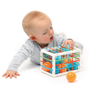 El Cubo de Manipulación: ¡un juego de montaje original!Descubre un cubo decorado con elásticos entrelazados y 12 bolitas de colores vivos con divertidos sonidos. Los niños deben introducir las bolas en el cubo de manipulación a través de las gomas de colores, luego retirarlas. 