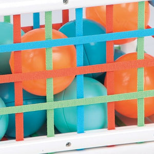 El Cubo de Manipulación: ¡un juego de montaje original!Descubre un cubo decorado con elásticos entrelazados y 12 bolitas de colores vivos con divertidos sonidos. Los niños deben introducir las bolas en el cubo de manipulación a través de las gomas de colores, luego retirarlas. 