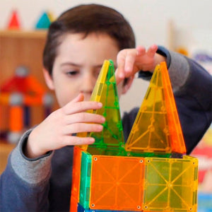 Juego de construcción magnético Imanix de Braintoys con 32 piezas translúcidas de colores, de Braintoys. Imanix permite a los niños construir formas 2D y 3D, dando rienda suelta a su imaginación y creatividad. 