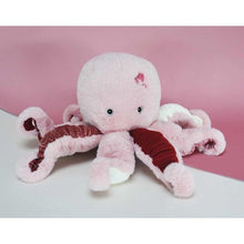 Carregar imagem no visualizador da galeria, Este divertido peluche de pulpo rosa pertenece a la colección Tesoros Marinos de Histoire d'Ours del fabricante Dou Dou et Compagnie. Esta marca de peluches es uno de los mas prestigiosos a nivel de calidad, suavidad y diseño. Mide 30 x 40 cm aprox. Existen más modelos de peces de la colección Tesoros Marinos.