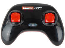 Carregar imagem no visualizador da galeria, Slasher 2.0 Radiocontrol, elegante buggy de carreras Carrera RC Slasher 2.0 es el héroe en cada pista de carreras. Sus neumáticos proporcionan un agarre adicional cuando zumba sobre la pendiente exterior en el jardín, en el parque o en el patio de recreo. El modelo de aprox. 26,5 cm de largo