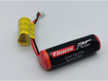 Carregar imagem no visualizador da galeria, Slasher 2.0 Radiocontrol, elegante buggy de carreras Carrera RC Slasher 2.0 es el héroe en cada pista de carreras. Sus neumáticos proporcionan un agarre adicional cuando zumba sobre la pendiente exterior en el jardín, en el parque o en el patio de recreo. El modelo de aprox. 26,5 cm de largo