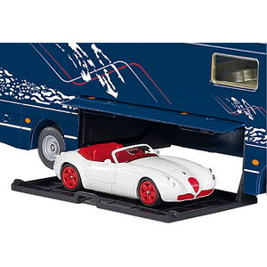 La autocaravana Performance de la marca Volkner te permite viajar con absoluto lujo. Este lujoso espacio habitable sobre ruedas a escala 1:50 con numerosas piezas de metal impresiona por sus numerosos detalles. Una trampilla que se abre en el lateral permite ver el garaje central debajo del espacio habitable.