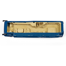Carregar imagem no visualizador da galeria,  La autocaravana Performance de la marca Volkner te permite viajar con absoluto lujo. Este lujoso espacio habitable sobre ruedas a escala 1:50 con numerosas piezas de metal impresiona por sus numerosos detalles. Una trampilla que se abre en el lateral permite ver el garaje central debajo del espacio habitable.